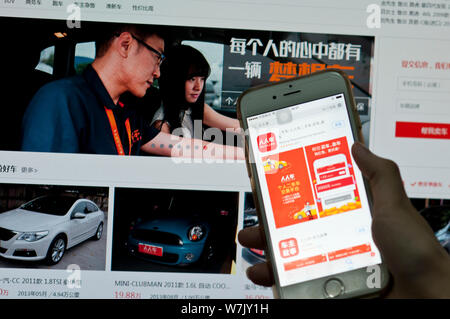 ---- Eine Chinesische mobilephone Benutzer verwenden Sie die App der Chinesischen second-hand-Auto Handelsplattform Renrenche auf seinem Smartphone in Guangzhou City, South China" Stockfoto