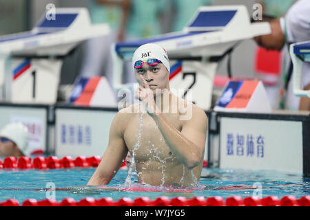 Chinesische schwimmen star Sun Yang von Zhejiang feiert nach seinem Sieg im Finale der Männer 1500 m Freistil schwimmen bei 13 chinesischen Nationalen Spiele in Tian Stockfoto