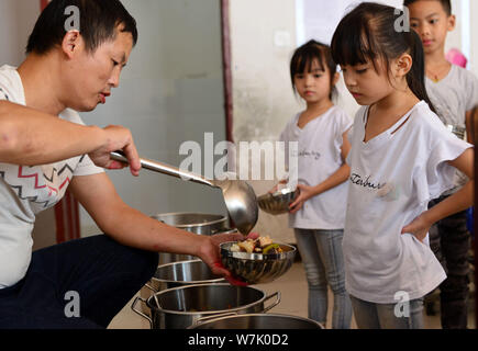 Chinesische twin Mädchen Liu Yuting und Liu Yuyao kostenloses Mittagessen in der Grundschule Nr. 4 in Jianhe County, qiandongnan Miao und Dong autonomen Prefectu erhalten Stockfoto