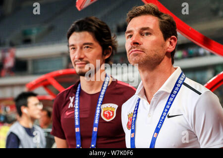 Head Coach Andre Villas-Boas von Shanghai SIPG reagiert, wie Er beobachtet seine Spieler konkurrieren gegen Shenhua Shanghai Grönland in der 25. Runde Stockfoto