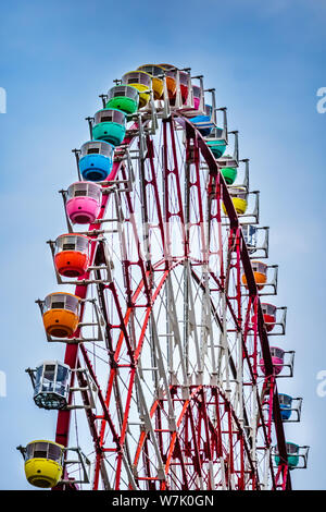 Tokio, Japan - Mai 12, 2019: Das 115 Meter hohe Riesenrad ist eine der größten der Welt und bietet einen schönen Blick auf die Bucht von Tokio und Odaiba. Stockfoto