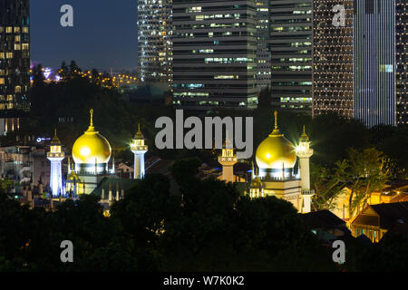 Erhöhter Blick auf die Masjid Sultan Moschee in der Nacht, Singapur Stockfoto