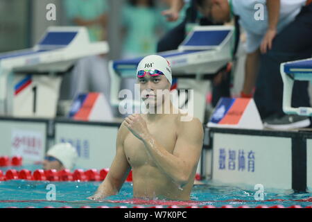 Chinesische schwimmen star Sun Yang von Zhejiang feiert nach seinem Sieg im Finale der Männer 1500 m Freistil schwimmen bei 13 chinesischen Nationalen Spiele in Tian Stockfoto