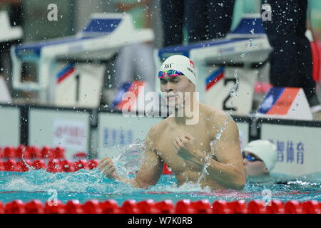 Chinesische schwimmen star Sun Yang von Zhejiang feiert nach seinem Sieg im Finale der Männer 1500 m Freistil schwimmen bei 13 chinesischen Nationalen Spiele in Tian Stockfoto