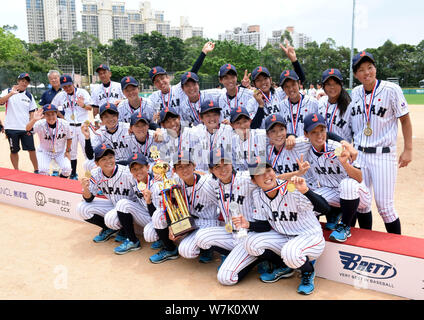 Sieger japanische Spieler stellen mit ihrer Trophäe, nachdem er die erste BFA Frauen baseball Cup in Hongkong, China, 7. September 2017. Stockfoto