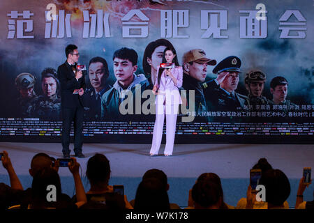 Chinesische Schauspielerin Fan Bingbing, rechts, besucht einen Fan Meeting für ky Hunter's ihren neuen Film "in Hefei City, der ostchinesischen Provinz Anhui, 23 September 201 Stockfoto