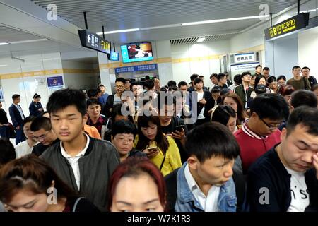 Passagiere throng durch Sicherheit prüfen, ob während der morgendlichen Rush hour an Nansanhuan Bahnhof zu gehen, um auf die Metro Linie 2 in Zhengzhou City, Central China provi Stockfoto