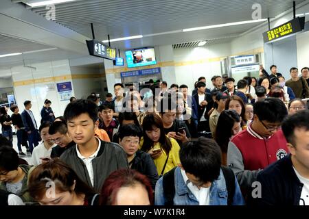 Passagiere throng durch Sicherheit prüfen, ob während der morgendlichen Rush hour an Nansanhuan Bahnhof zu gehen, um auf die Metro Linie 2 in Zhengzhou City, Central China provi Stockfoto