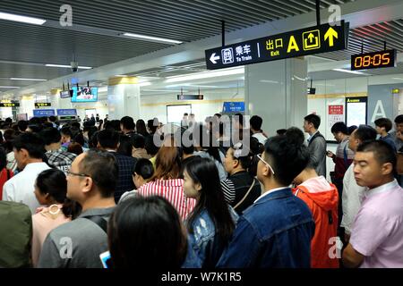 Passagiere throng durch Sicherheit prüfen, ob während der morgendlichen Rush hour an Nansanhuan Bahnhof zu gehen, um auf die Metro Linie 2 in Zhengzhou City, Central China provi Stockfoto