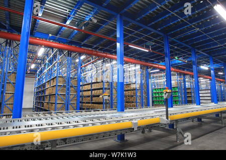 Innenansicht des smart Warehouse in der dritten Generation umfassende Logistik Basis der Suning Gruppe in Nanjing, China Jiangsu provin Stockfoto