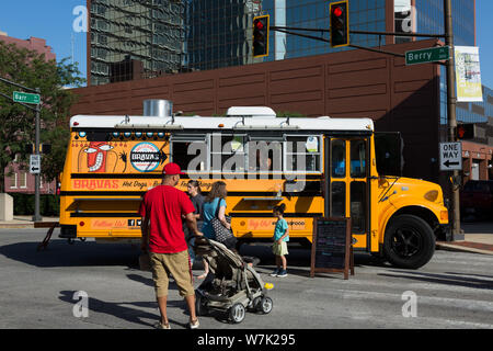 Eine ehemalige Schule Bus dient als Bravas essen Lkw am Fort Wayne's Bauernmarkt in der Innenstadt von Fort Wayne, Indiana, USA. Stockfoto