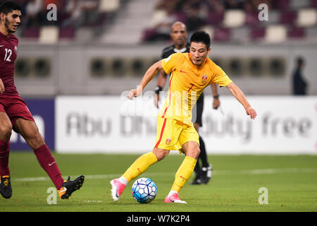 Wu Lei China kickt den Ball gegen Katar in Ihrer Gruppe eine Runde 10 Spiel während der FIFA WM Russland 2018 Qualifier in Doha, Katar zu schießen, Stockfoto