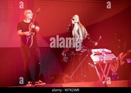 ---- Us-Sängerin und Schauspielerin Ariana Grande führt bei einem Konzert in Guangzhou City, der südchinesischen Provinz Guangdong, 30. August 2017. Stockfoto