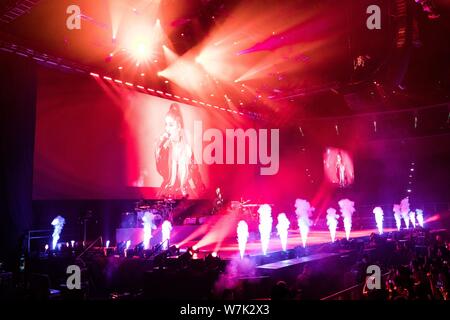 ---- Us-Sängerin und Schauspielerin Ariana Grande führt bei einem Konzert in Guangzhou City, der südchinesischen Provinz Guangdong, 30. August 2017. Stockfoto