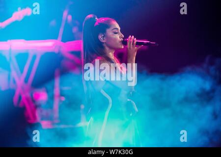 ---- Us-Sängerin und Schauspielerin Ariana Grande führt bei einem Konzert in Guangzhou City, der südchinesischen Provinz Guangdong, 30. August 2017. Stockfoto