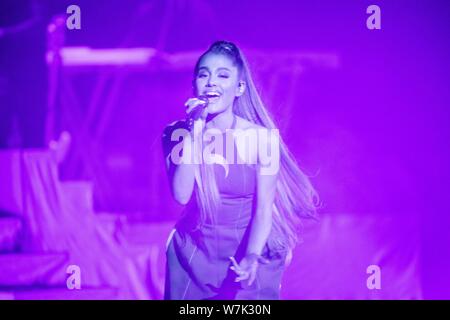 ---- Us-Sängerin und Schauspielerin Ariana Grande führt bei einem Konzert in Guangzhou City, der südchinesischen Provinz Guangdong, 30. August 2017. Stockfoto