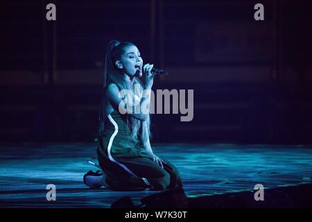 ---- Us-Sängerin und Schauspielerin Ariana Grande führt bei einem Konzert in Guangzhou City, der südchinesischen Provinz Guangdong, 30. August 2017. Stockfoto