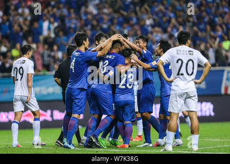 Spieler von Shanghai Shenhua Grönland feiern, nachdem er ein Ziel gegen Guangzhou R&F in der 26. Runde während der chinesischen Fußball 2017 Stockfoto