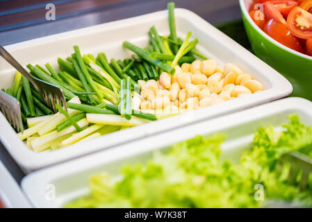 Schließen oben gehackt Grün und Knoblauch auf hotel Buffet Tisch Stockfoto