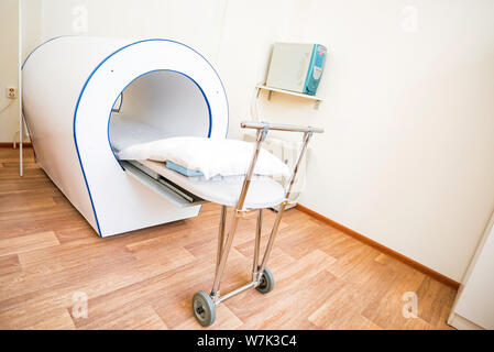 Mrt-Gerät für die Magnetresonanztomographie im Krankenhaus Radiologie Stockfoto