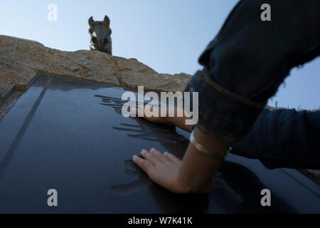 Eine touristische Anschläge eine Skulptur von Huo Qubing, eine herausragende militärische allgemein der westlichen Han-Dynastie (206 v. Chr. ¨ C9AD) während der Herrschaft von Kaiser Stockfoto