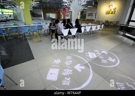 Studenten in den Wald-und-aviation-themed Kantine der Nanjing Universität für Luft- und Raumfahrt in Nanjing, in East China Jiangsu provinc Stockfoto