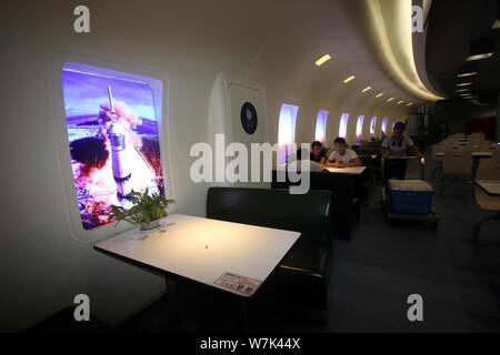 Studenten in den Wald-und-aviation-themed Kantine der Nanjing Universität für Luft- und Raumfahrt in Nanjing, in East China Jiangsu provinc Stockfoto