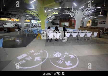 Studenten in den Wald-und-aviation-themed Kantine der Nanjing Universität für Luft- und Raumfahrt in Nanjing, in East China Jiangsu provinc Stockfoto