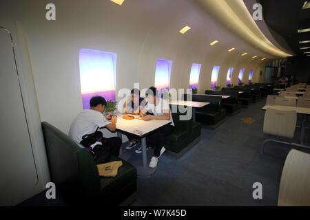 Studenten in den Wald-und-aviation-themed Kantine der Nanjing Universität für Luft- und Raumfahrt in Nanjing, in East China Jiangsu provinc Stockfoto