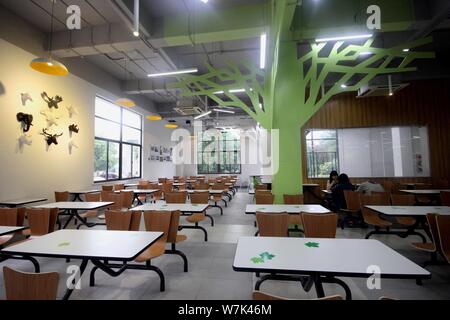 Studenten in den Wald-und-aviation-themed Kantine der Nanjing Universität für Luft- und Raumfahrt in Nanjing, in East China Jiangsu provinc Stockfoto