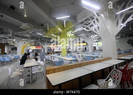 Studenten in den Wald-und-aviation-themed Kantine der Nanjing Universität für Luft- und Raumfahrt in Nanjing, in East China Jiangsu provinc Stockfoto