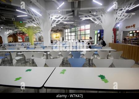 Studenten in den Wald-und-aviation-themed Kantine der Nanjing Universität für Luft- und Raumfahrt in Nanjing, in East China Jiangsu provinc Stockfoto