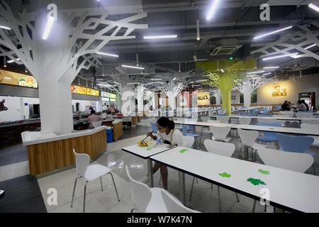 Studenten in den Wald-und-aviation-themed Kantine der Nanjing Universität für Luft- und Raumfahrt in Nanjing, in East China Jiangsu provinc Stockfoto