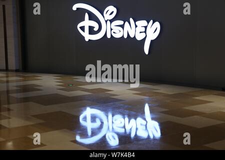 Blick auf ein Logo von Disney bei der China Disney Store in HKRI Taikoo Hui Shopping Mall in Shanghai, China, 2. September 2017. Walt Disney Co, t Stockfoto