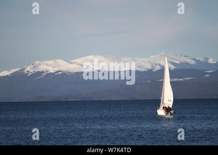 Segelboot Segeln auf dem Beagle Kanal, Ushuaia, Feuerland, Argentinien. Juli 2019 Stockfoto