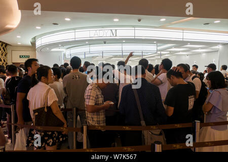 Kunden Warteschlange geschichteten Kuchen vor der ersten Festland China Boutique von New York kuchen Marke Lady M bei Shanghai ifc Mall in Pudong, Shan zu kaufen Stockfoto