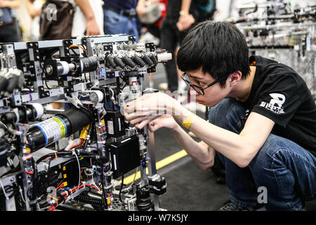 Peking, Guangdong Provinz Chinas. 6 Aug, 2019. Ein Teilnehmer Tests ein Roboter beim Finale des 18 RoboMaster Robotik Wettbewerb in Shenzhen in der Provinz Guangdong im Süden Chinas, Aug 6, 2019. Das abschließende Turnier des 18 RoboMaster Robotik Wettbewerb startete hier am Dienstag, mit 32 Mannschaften aus dem In- und Ausland im Wettbewerb um die Meisterschaft. Credit: Jin Yu/Xinhua/Alamy leben Nachrichten Stockfoto