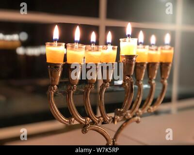 Hanukkah Menorah Kerzenschein jüdischen Feiertagen Symbol traditionelle religiöse Lichter im Dunkeln Stockfoto