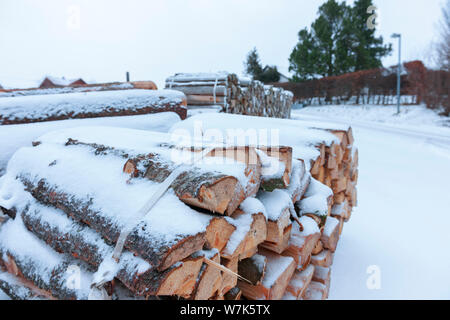 Weitwinkelaufnahme für den Transport von Brennholz gebündelt auf einem schneebedeckten Berg Straße. Stockfoto