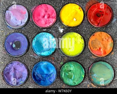 Farben platte Draufsicht farbenfrohe Kunst Gesicht Farben Stockfoto