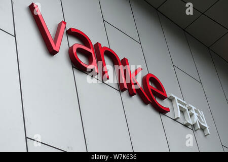 ---- Ein Logo von Vanke ist auf einem Gebäude in einem Wohnviertel von Vanke in Ji'nan Stadt entwickelt, der ostchinesischen Provinz Shandong, 29. Juli 2017 Stockfoto