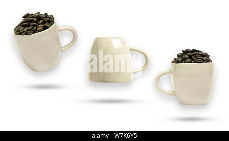Kaffeebohne in weißer Keramik Tasse. Isolieren und clipping path auf weißem Hintergrund. Stockfoto
