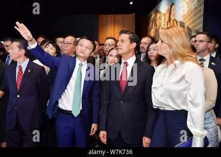 Der mexikanische Präsident Enrique Peña Nieto, Mitte, und seine Frau Angelica Rivera besuchen Sie die Alibaba Hauptsitz mit Jack Ma oder Ma Yun, zweite links, chairma Stockfoto