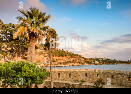 Schönen Sonnenuntergang über der Steinmauern von Bird Island in Kusadasi, Türkei. Stockfoto