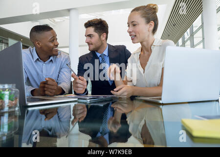 Diverse junge Kollegen zusammen am Schreibtisch arbeiten Stockfoto