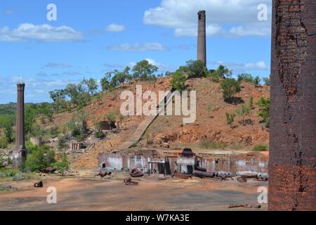 Reste einer alten Bergbau Aluminiumhütte in das Outback Stadt Chillagoe in Far North Queensland in Australien Stockfoto