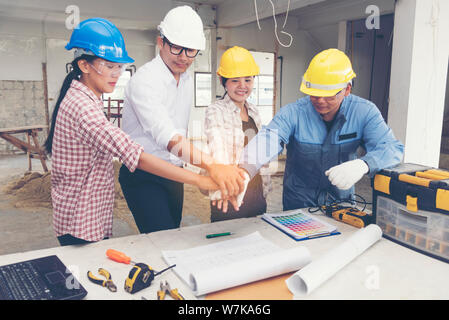 Bau Teamarbeit Händeschütteln mit Techniker und Vorarbeiter in der Baustelle. Stockfoto