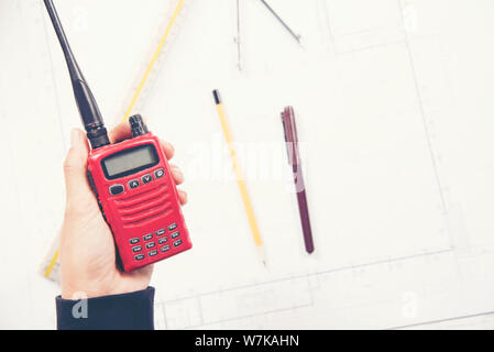 Frau Ingenieur halten Radio in der Hand an der Baustelle. arbeitende Frau Engineering Konzept. Stockfoto