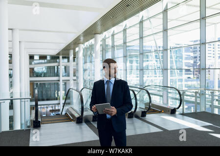 Geschäftsmann mit Tablet-PC in der Lobby Stockfoto