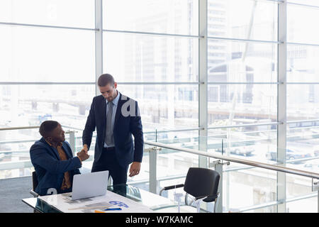 Zwei Geschäftsleute Händeschütteln im Büro Stockfoto